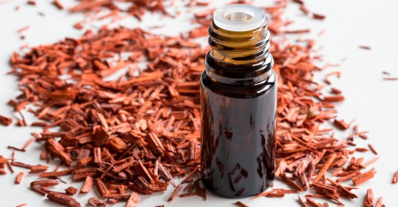 Essentiële olie van sandelhout herstelt de vochtbalans in de huid